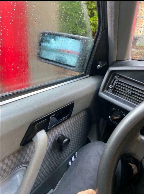 Türverkleidung eines Mercedes-Benz W201 mit Aluminium-Abdeckleiste an der oberen Kante